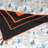 HÁČKOVANÝ ŠÁTEK / UV REFLEX ORANŽ V ČERNÉM
