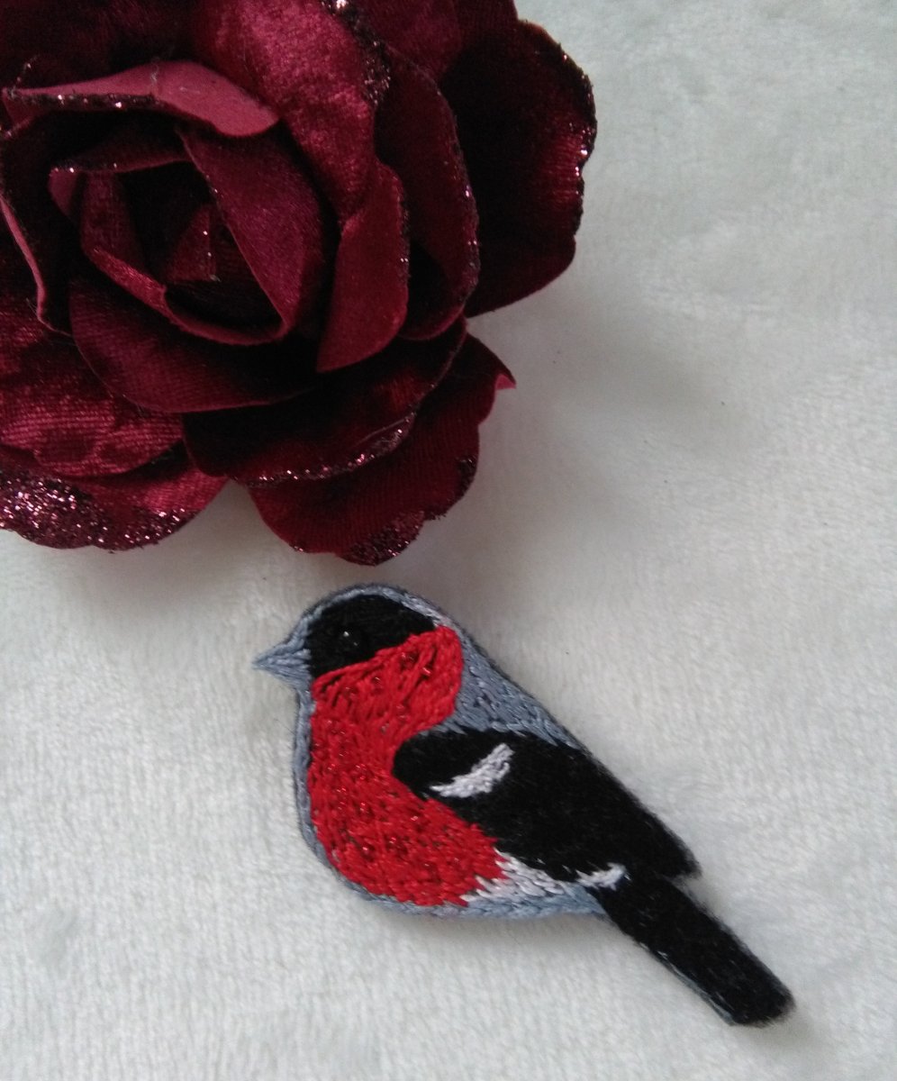 Hýl ( ručně vyšívaná brož )