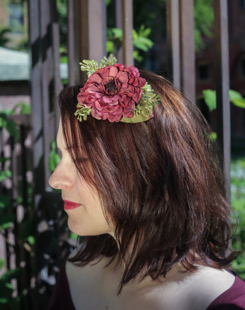 vínová květina do vlasů