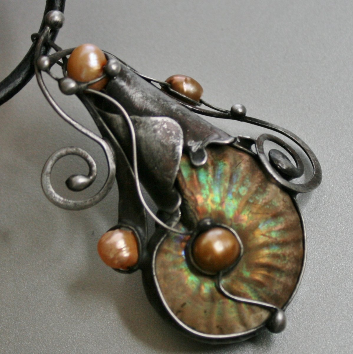 Kouzlo dávných časů - amonit, říční perly 