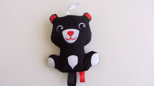 Medvídek s chrastítkem