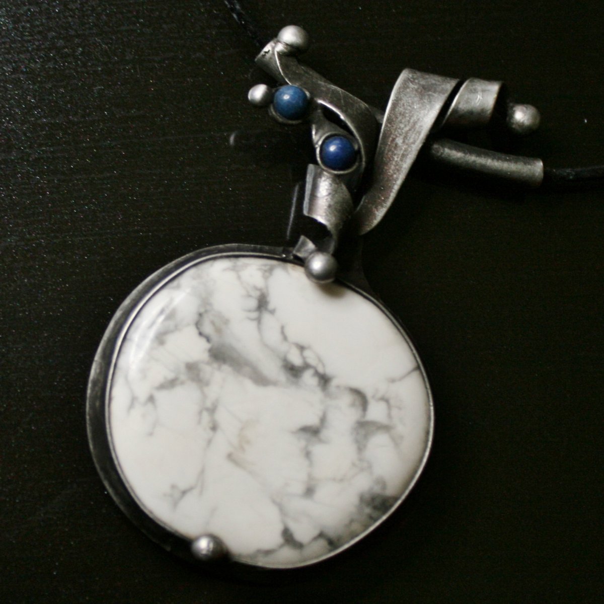 Křepelčí kámen - howlit  