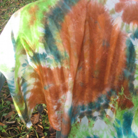 Hedvábný šátek Cihla v trávě.