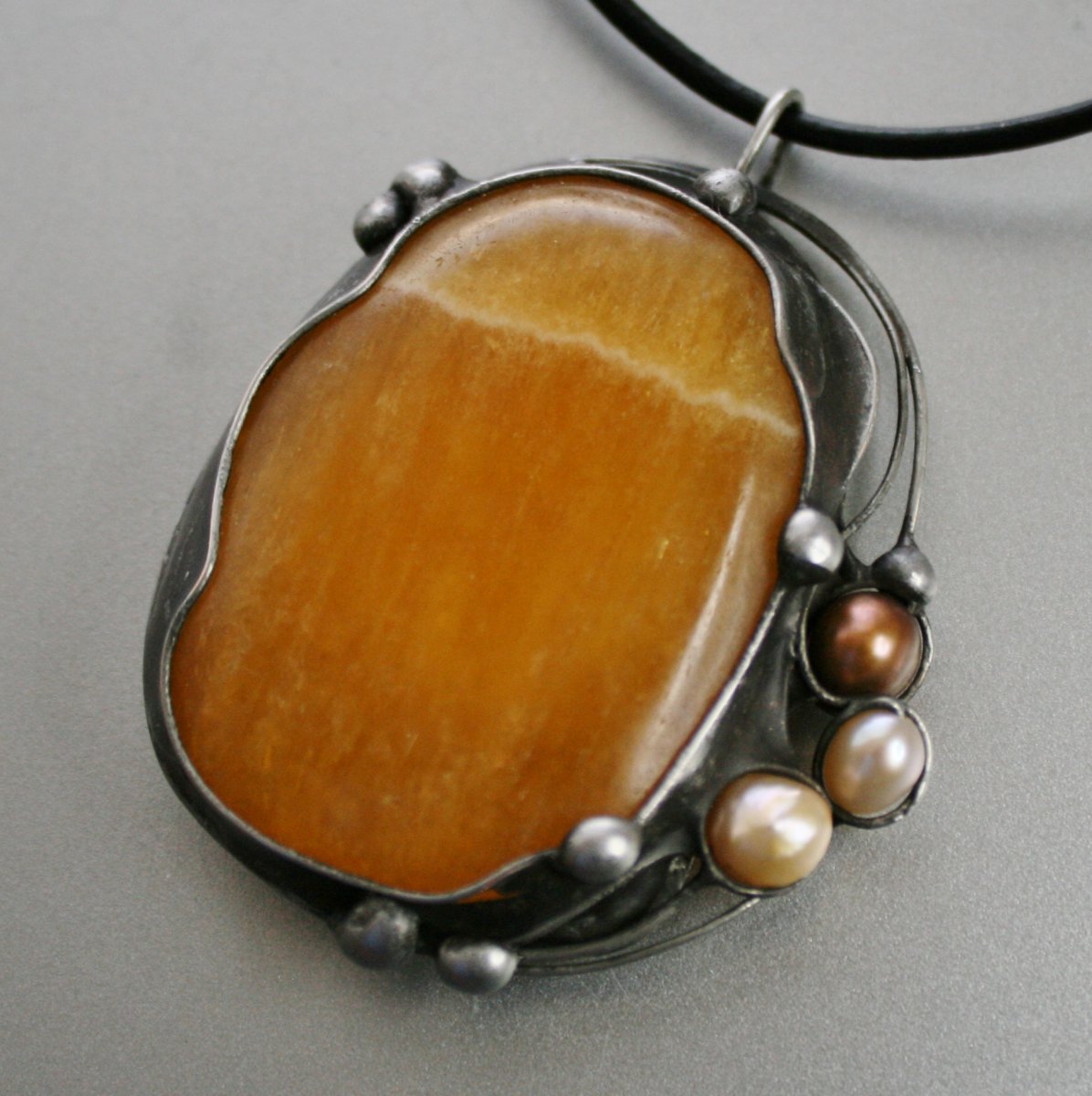 Prozářený sluncem - kalcit, perly 