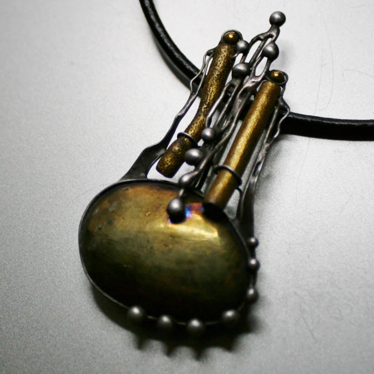 Kousek slunce - chalkopyrit, korál  