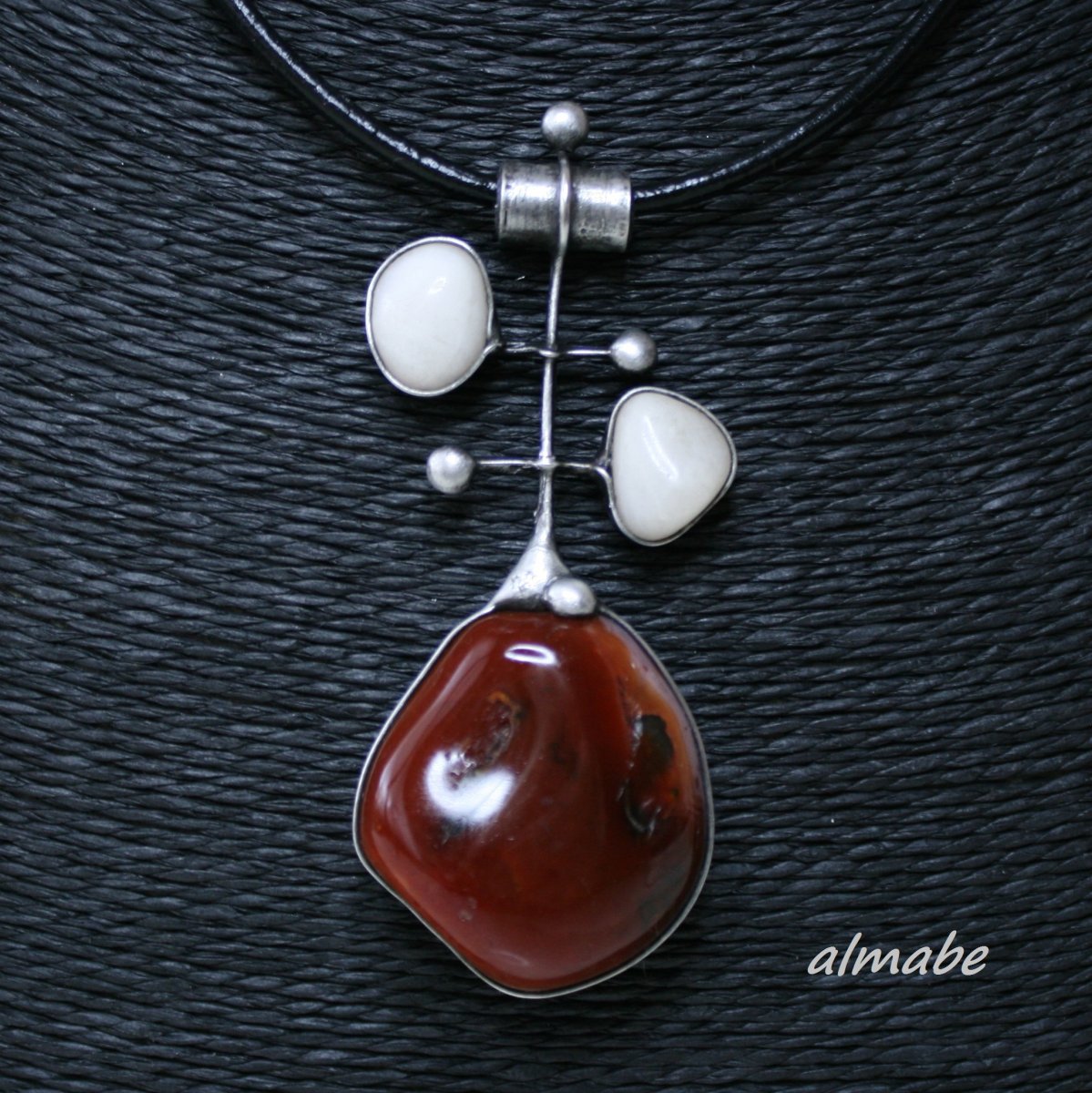 Dvoubarevný karneol  ..