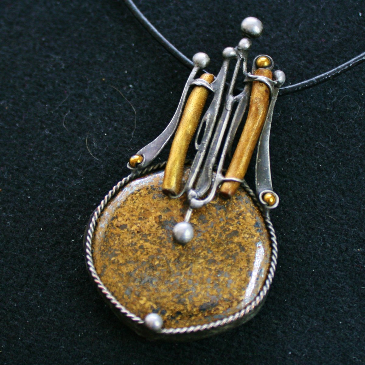 Doba bronzová - bronzit, korál, hematit