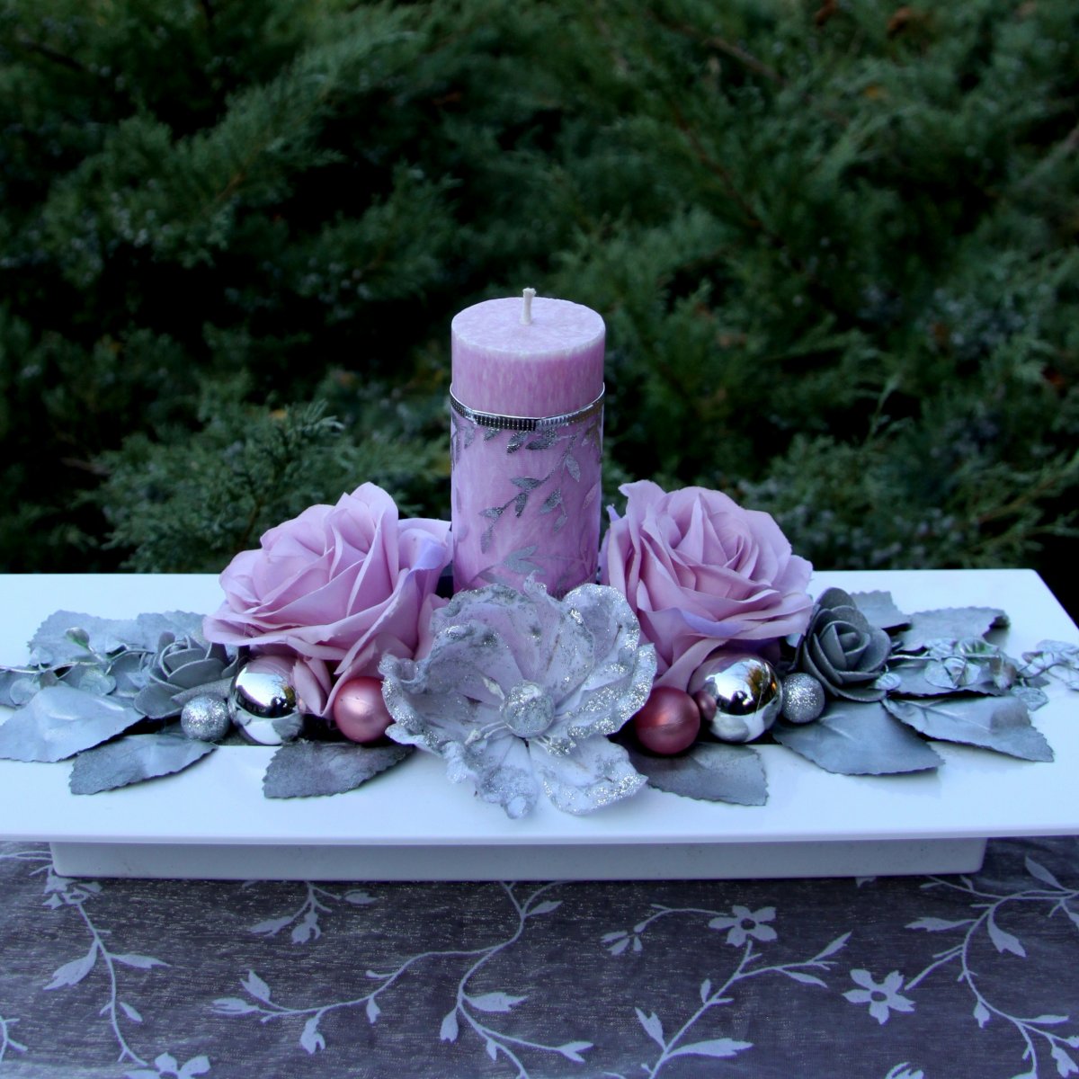 Vánoční svícen s pudrovými růžemi