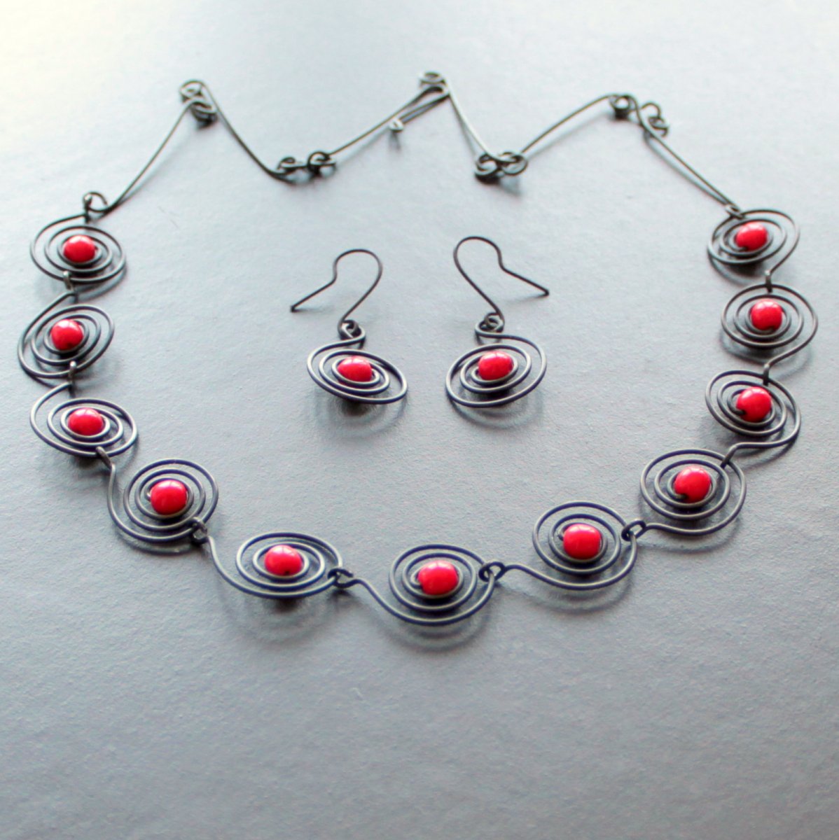 ČERVENÉ KULIČKY VE SPIRÁLÁCH