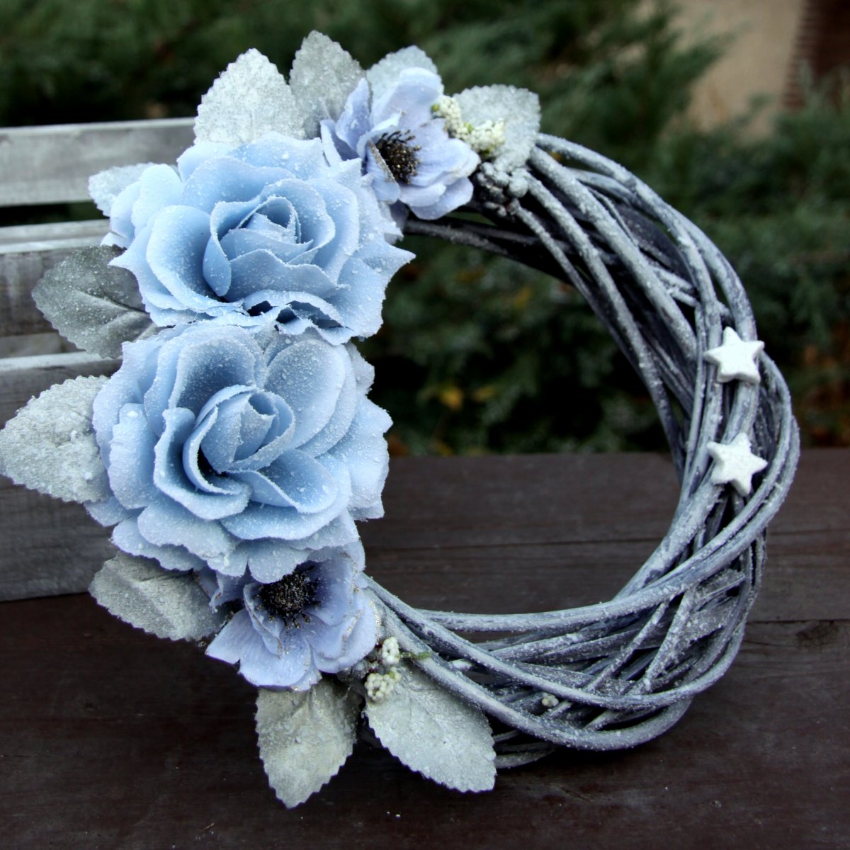 Zasněžený s růžemi a čemeřicemi_věnec na dveře