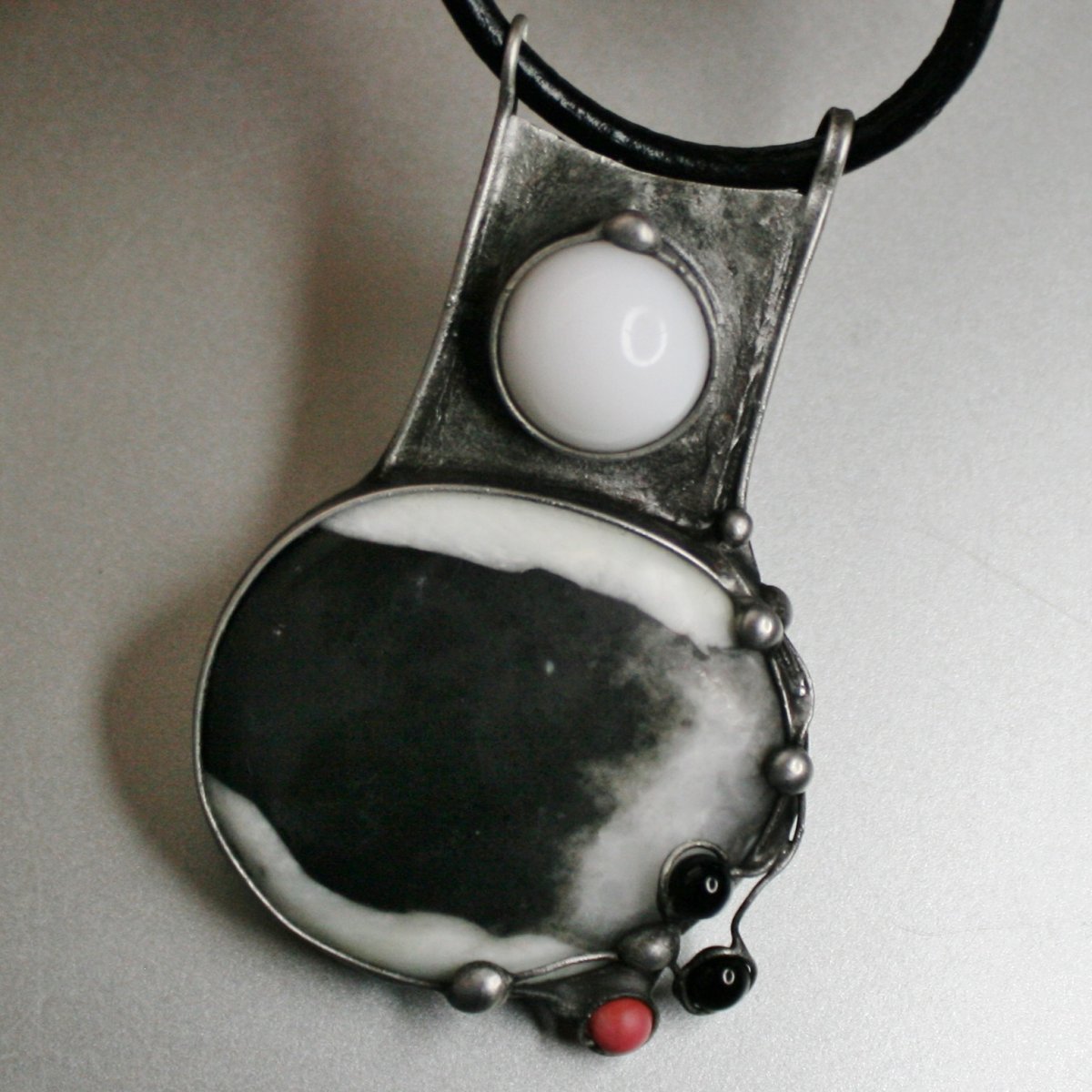 Z hlubin - jaspis mušlový   