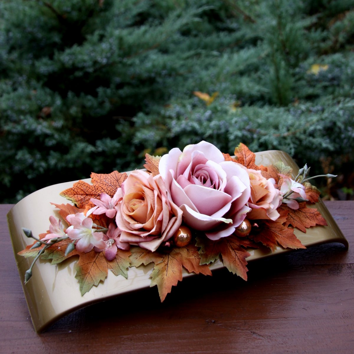 Vánoční kávové růže na zlaté misce na stůl