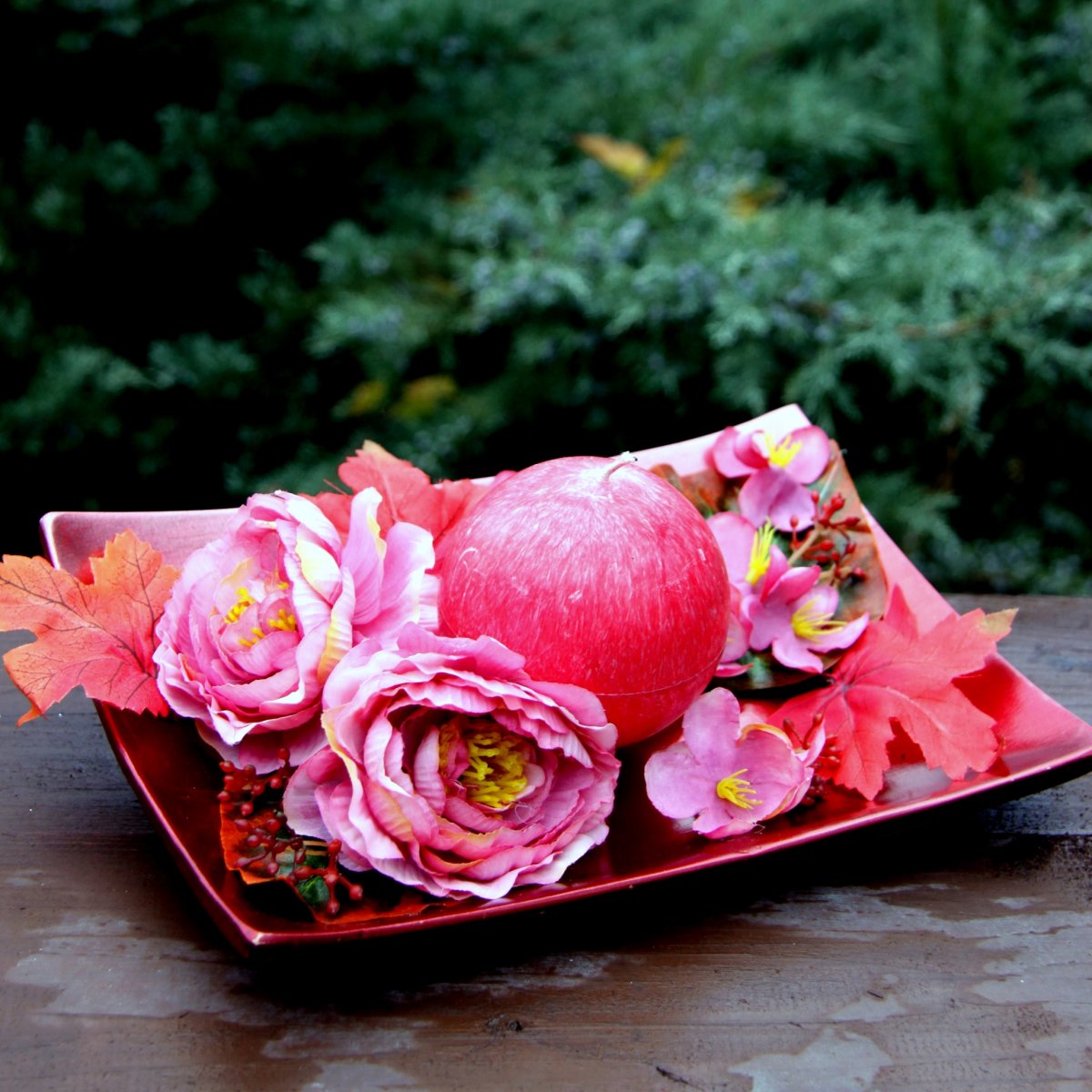 Vánoční svícen starorůžový na keramickém tácu