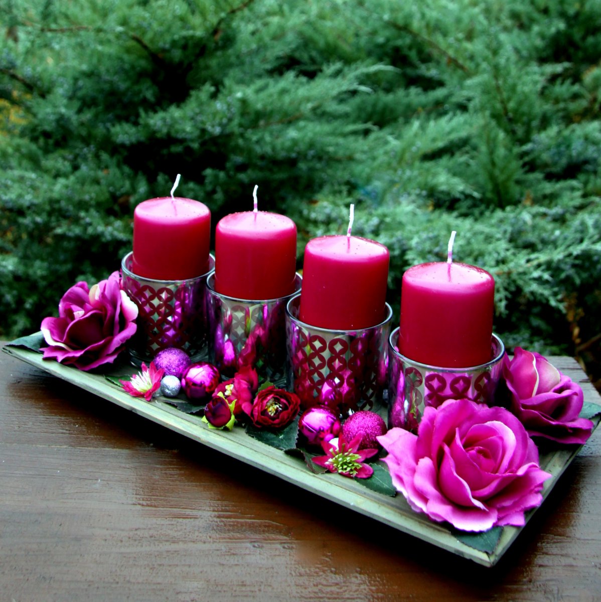 Adventní svícen fuchsiový na dřevěném tácu