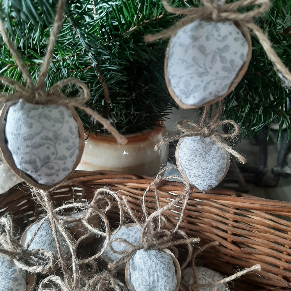 Ozdoby ze skořápek vlašských ořechů - jmelí