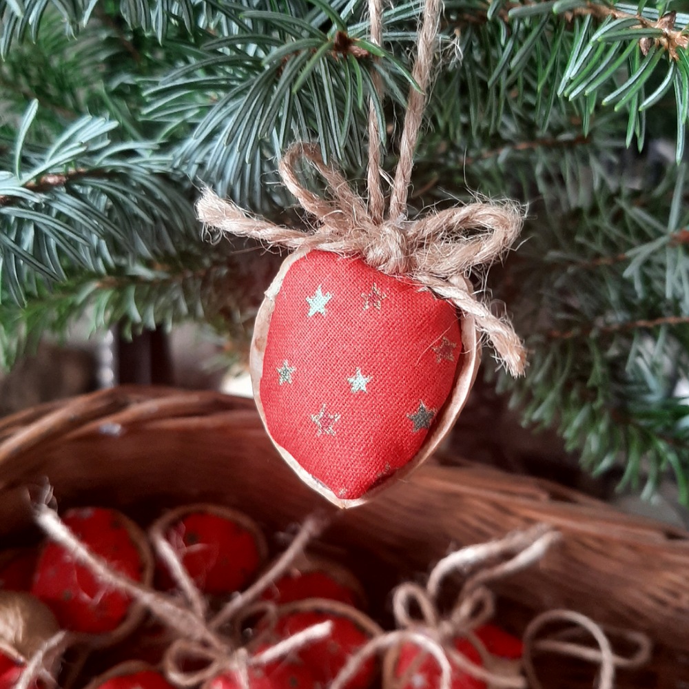 Ozdoby ze skořápek vlašských ořechů- hvězdičky 