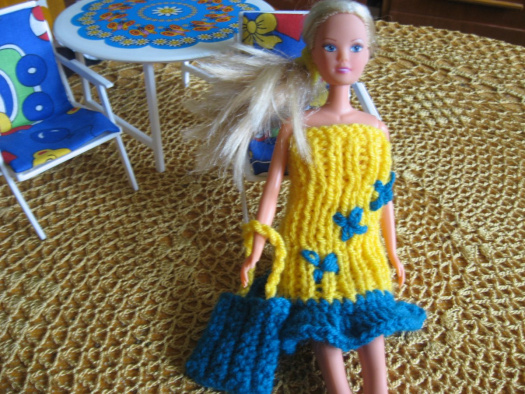 Šatičky na Barbie žlutomodré.