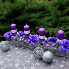 Adventní svícen s fialovými růžemi a svíčkami