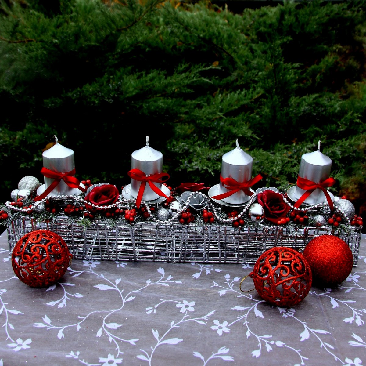 Stříbrná adventní štola s vínovými růžičkami 