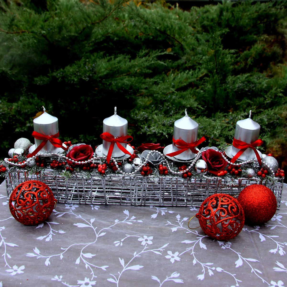 Adventní svícen se stříbrnými svíčkami