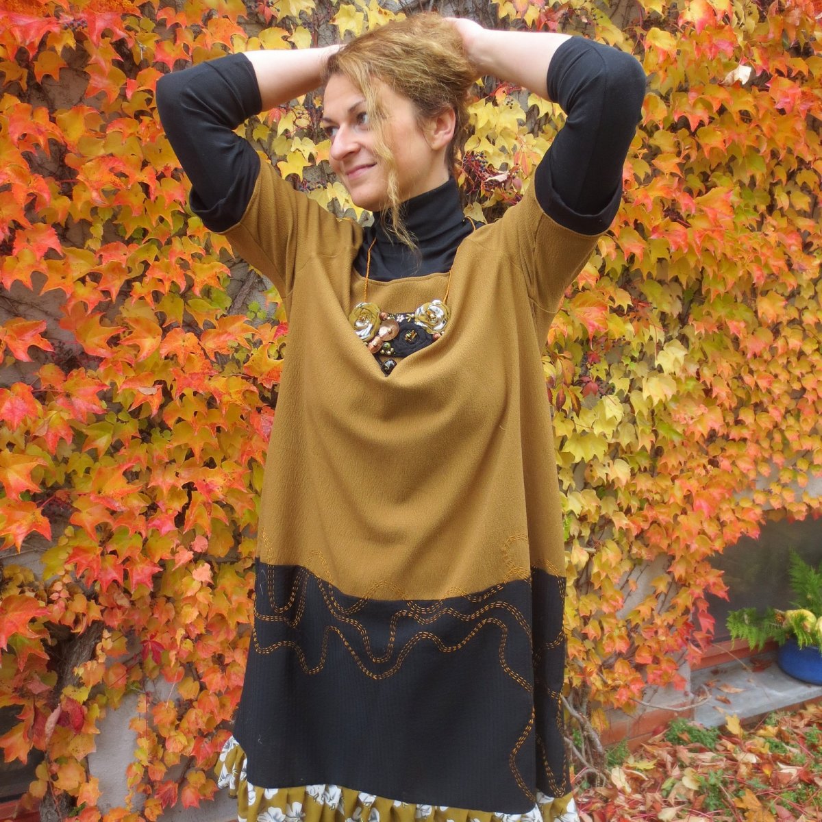 Šaty/tunika v barvě hořčice  s náhrdelníkem  L-XXL