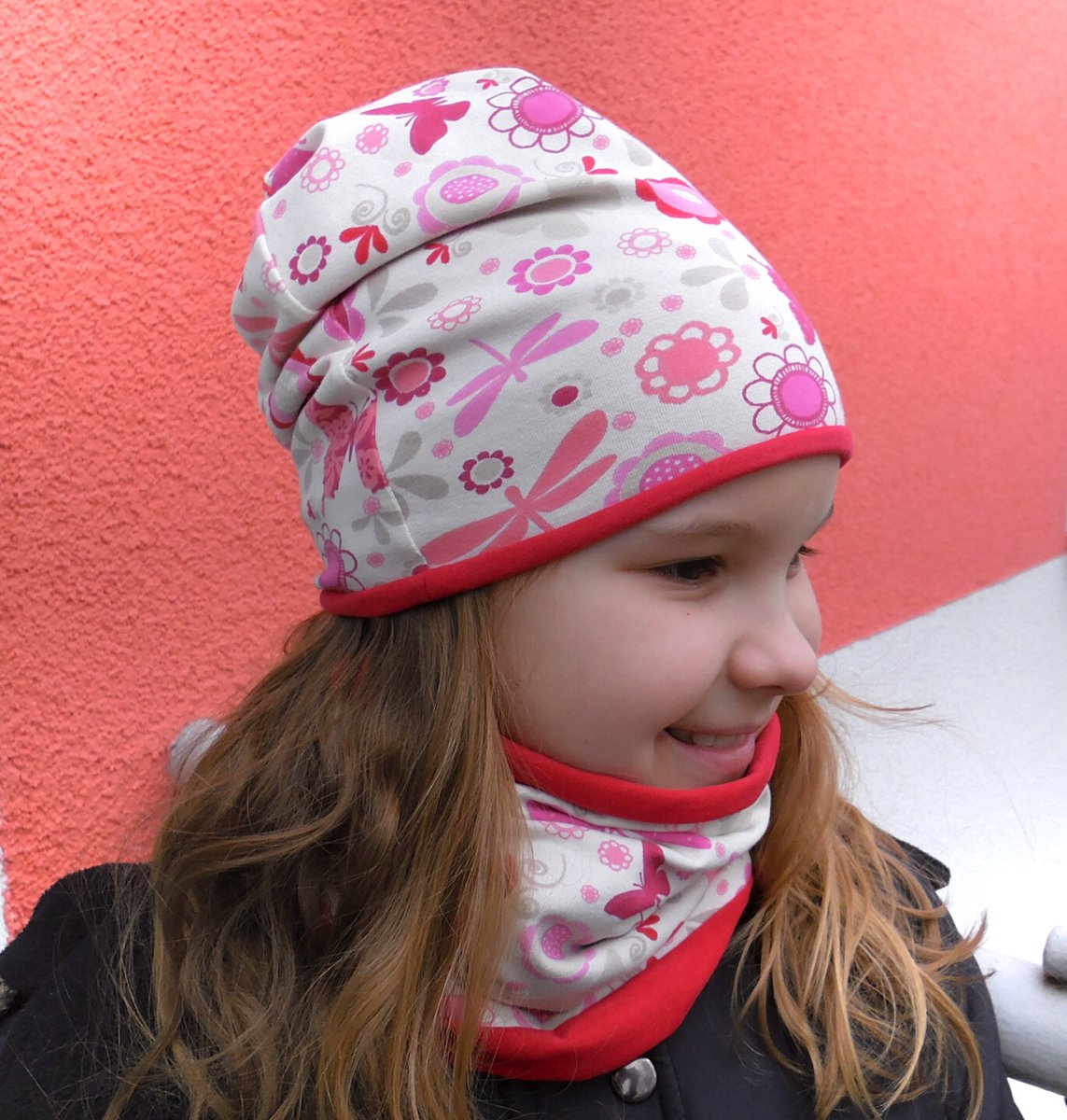 čepice a nákrčník -kytičky,motýlci a červená