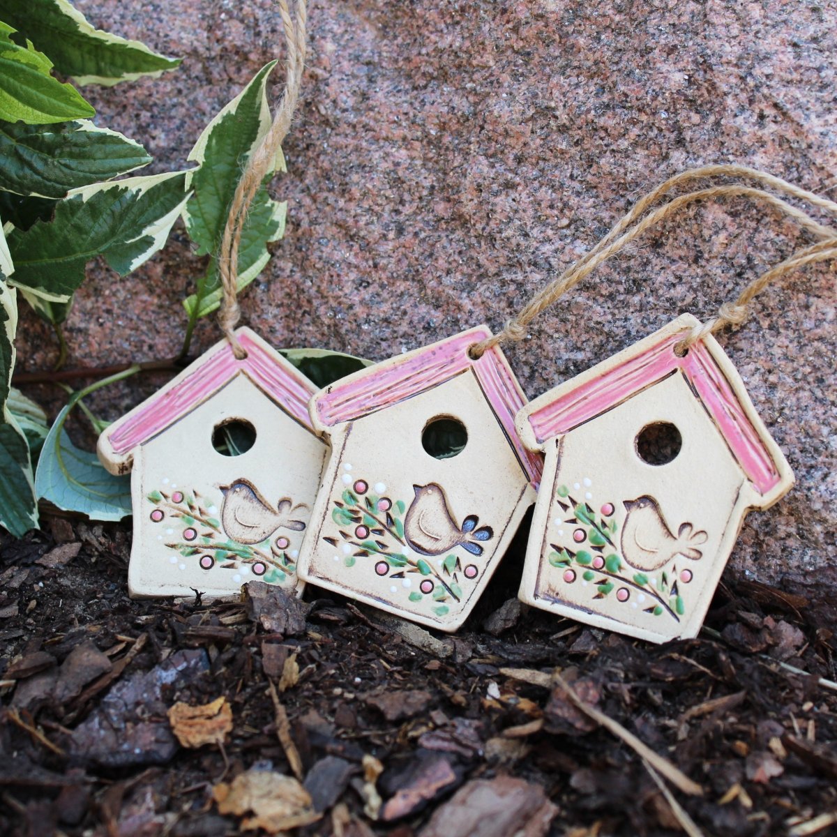 Domeček s ptáčkem a růžovou střechou