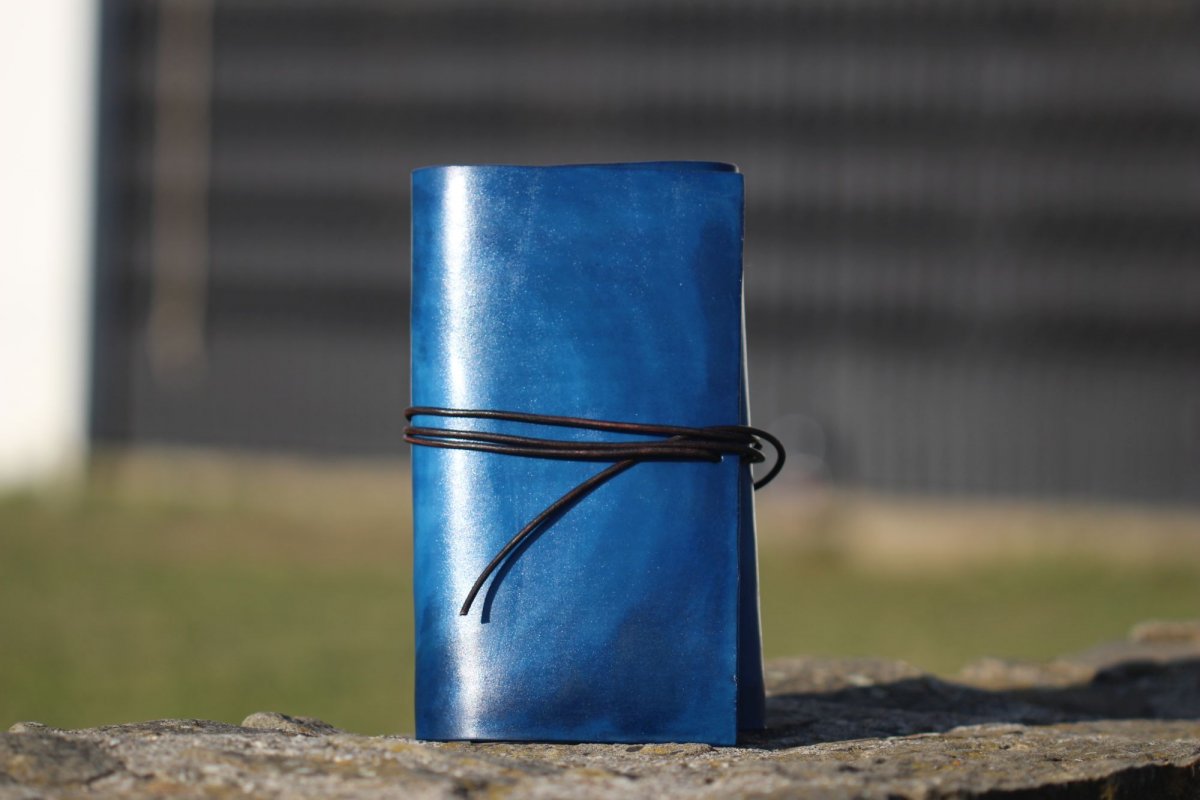 Modrý deník z hovězí kůže