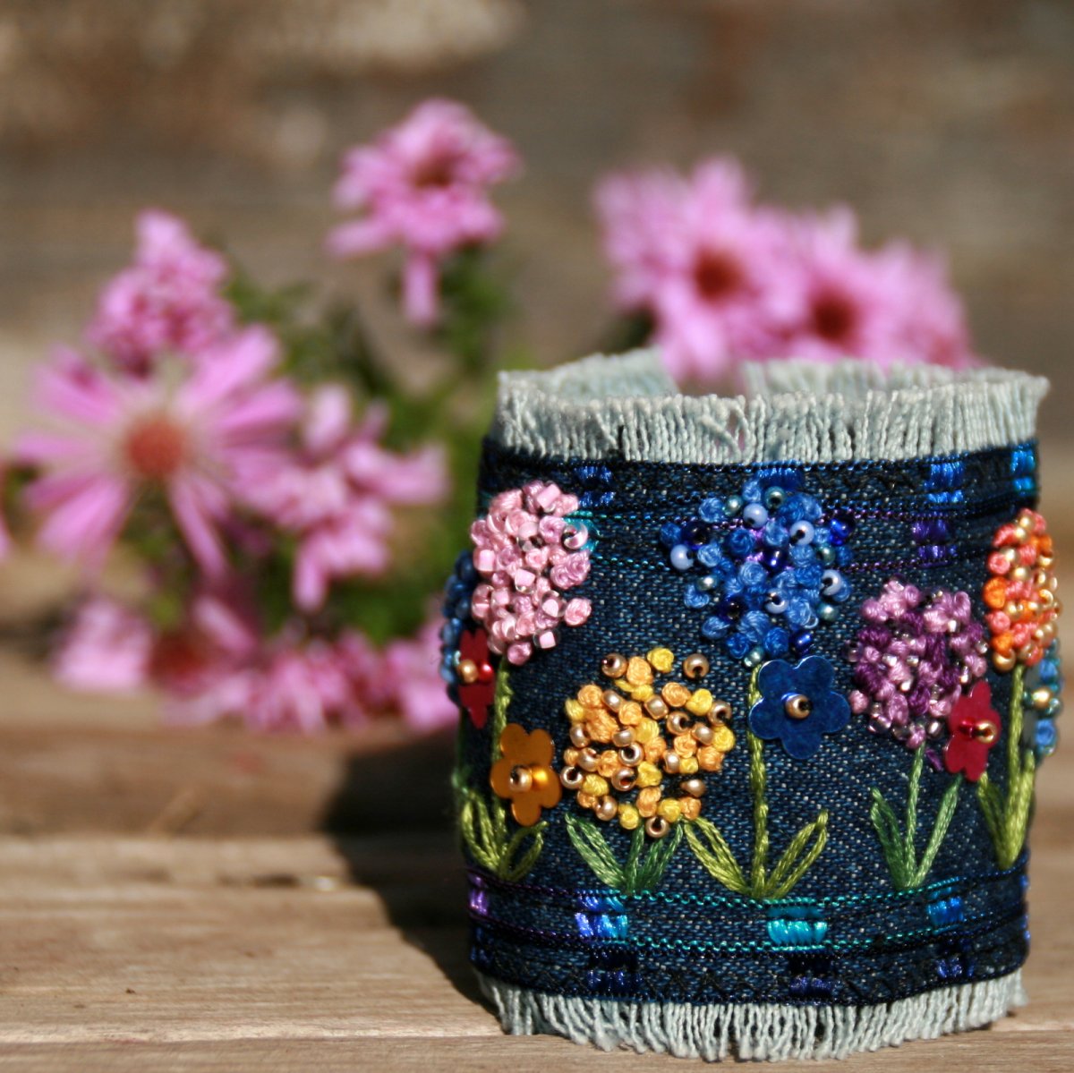 Džínový náramek plný kvítí...