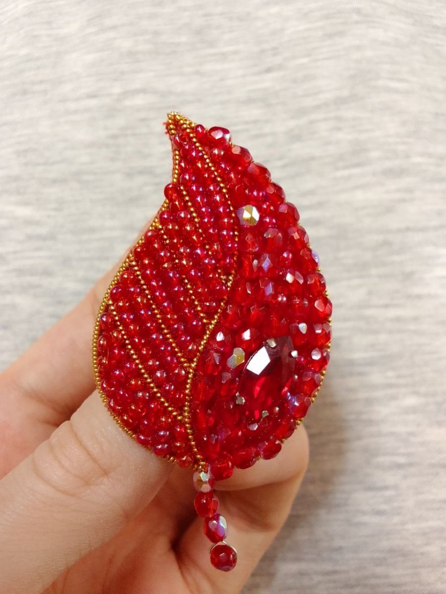 Korálková brož list