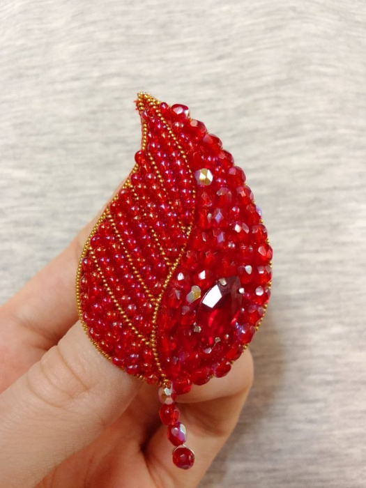 Korálková brož list