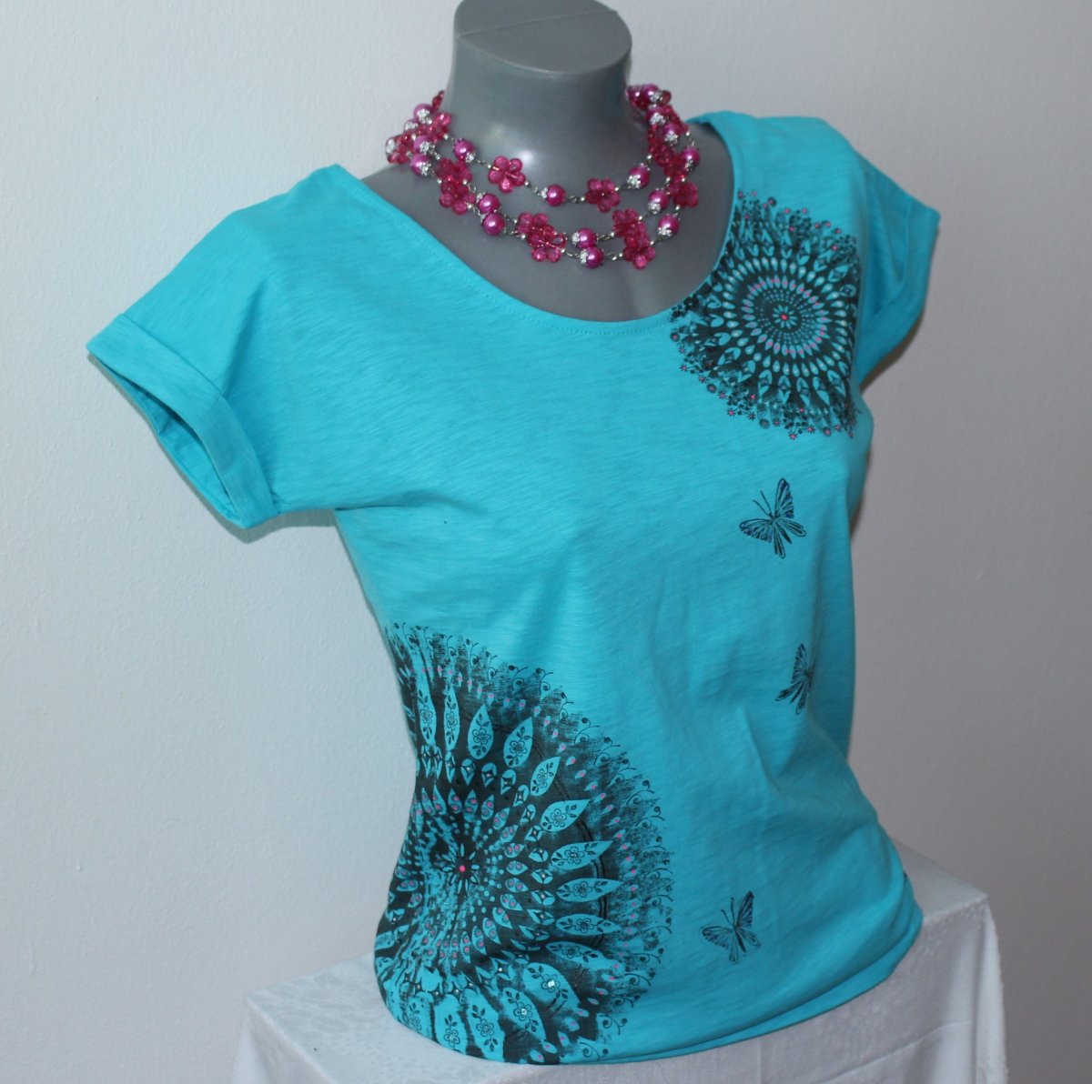 Modré s mandalkou a motýlem