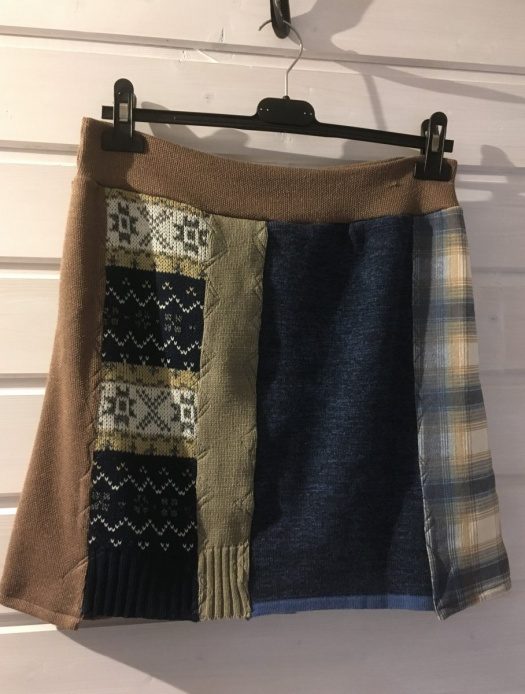  Sukně modro – hnědá      schody 