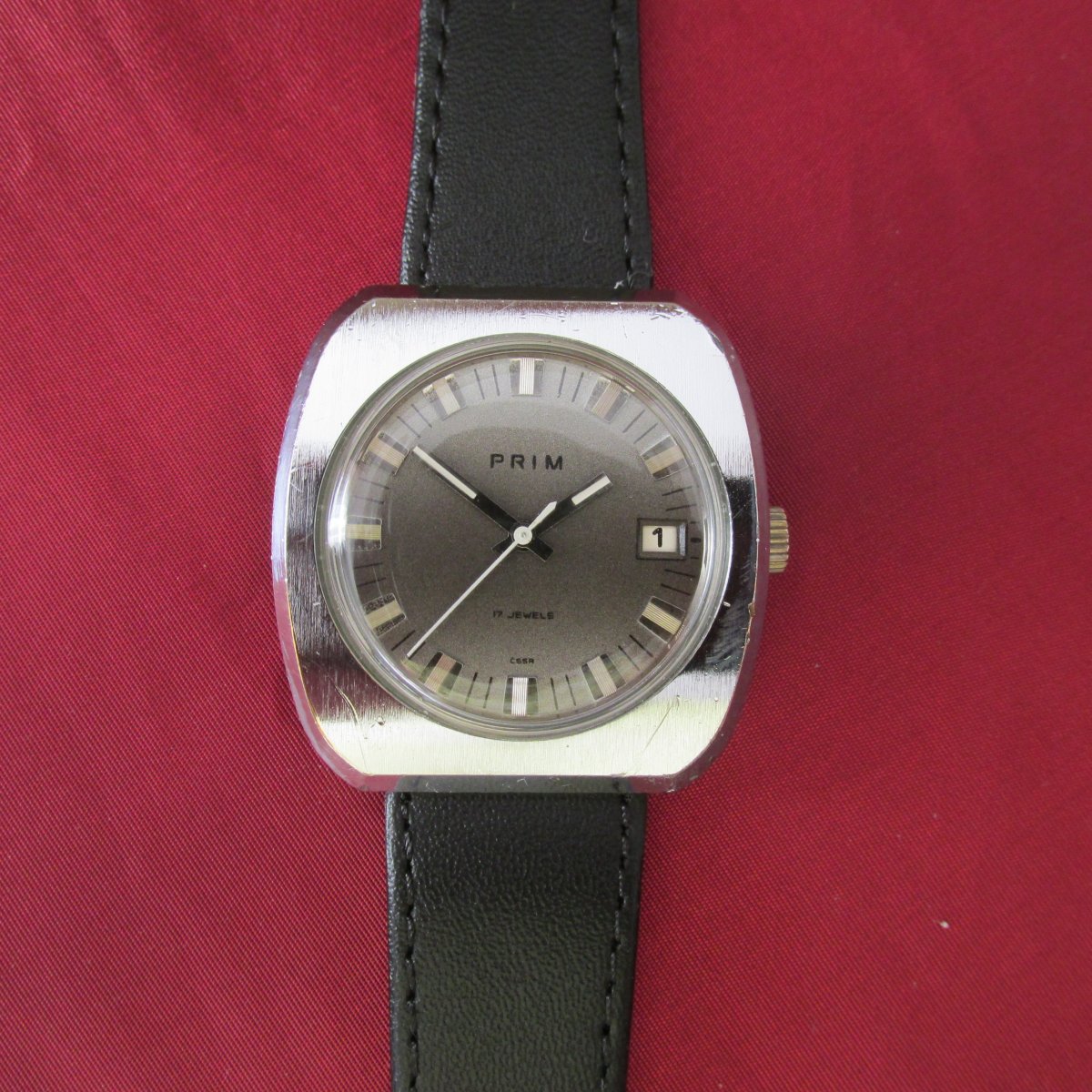 Hodinky Prim s datumem z roku 1975, masivní model