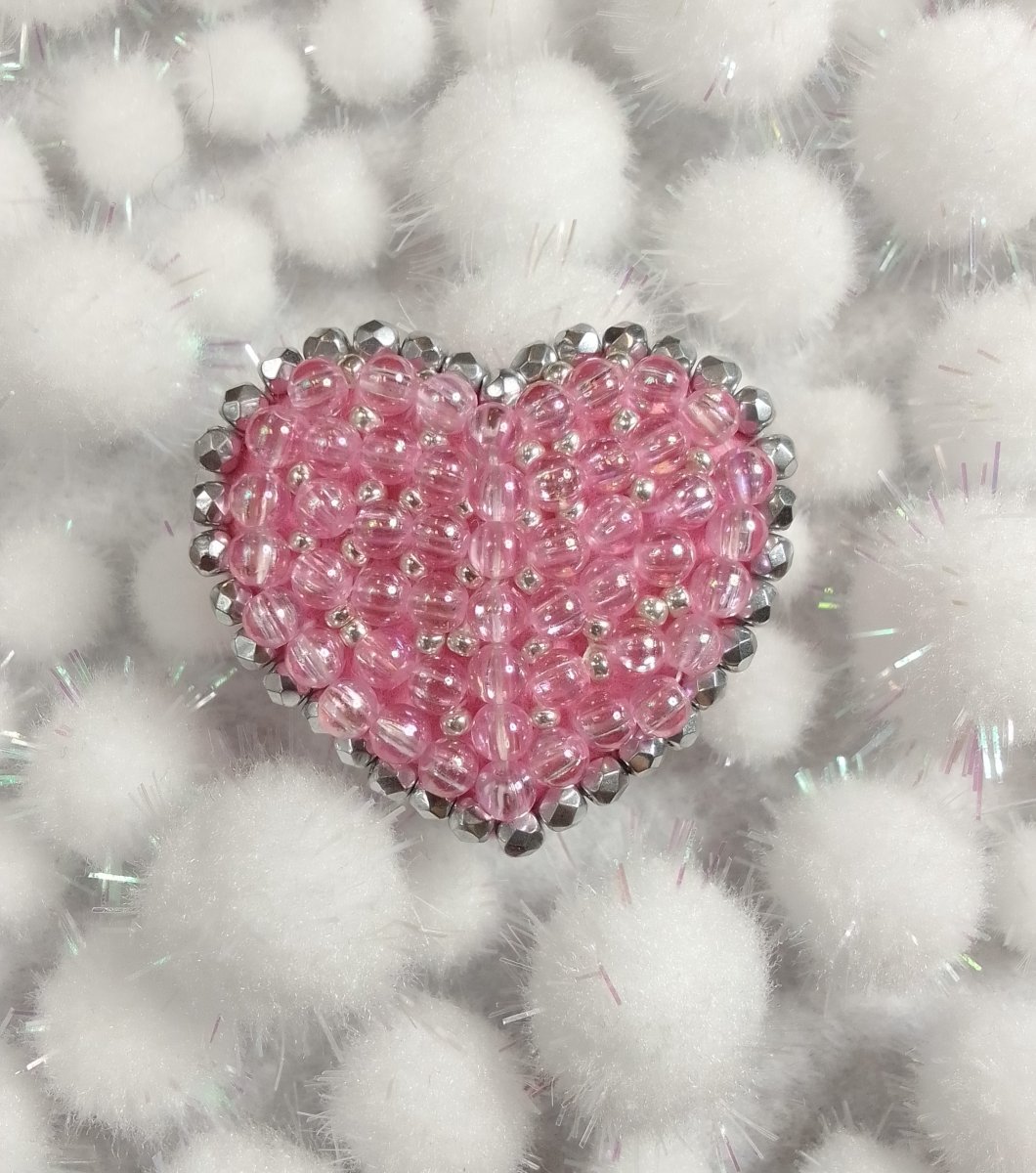 Korálková brož srdce