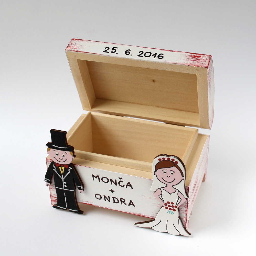 Svatební truhlička s novomanželi menší
