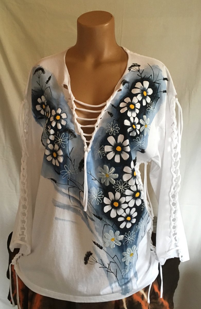 Bílé prostříhané tričko s bílými květy