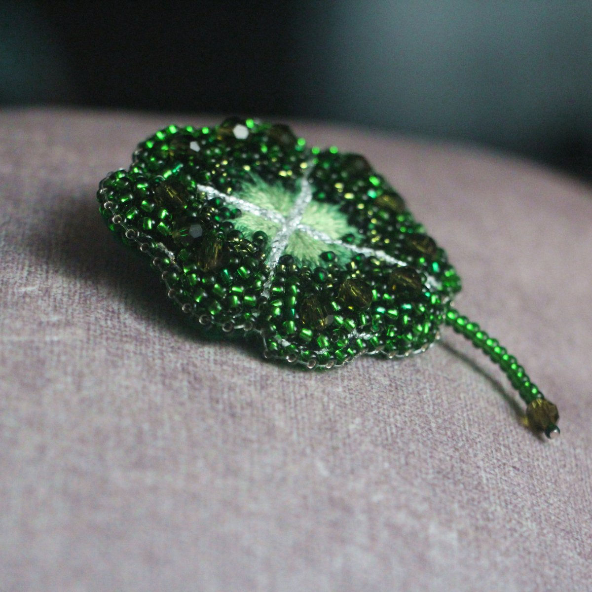 Čtyřlístek pro štěstí - korálková brožka