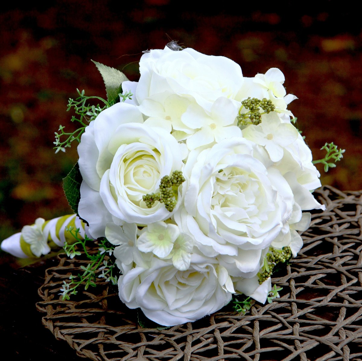 Svatební kytice z bílých růží_SKLADEM