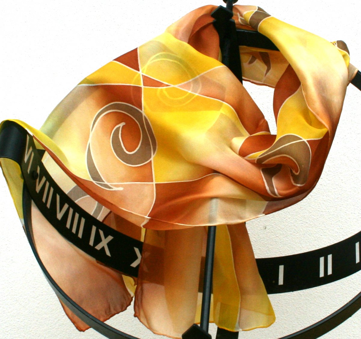 Hedvábná šála: Spirálky žluto-hnědé