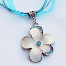Květinkový náhrdelník