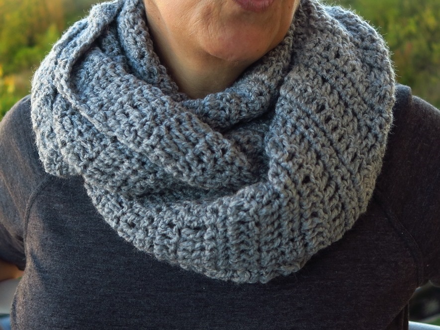 NÁKRČNÍK V BARVĚ HOLUBIČÍ ŠEDI - RUSTIKÁLNÍ ZIMA III.