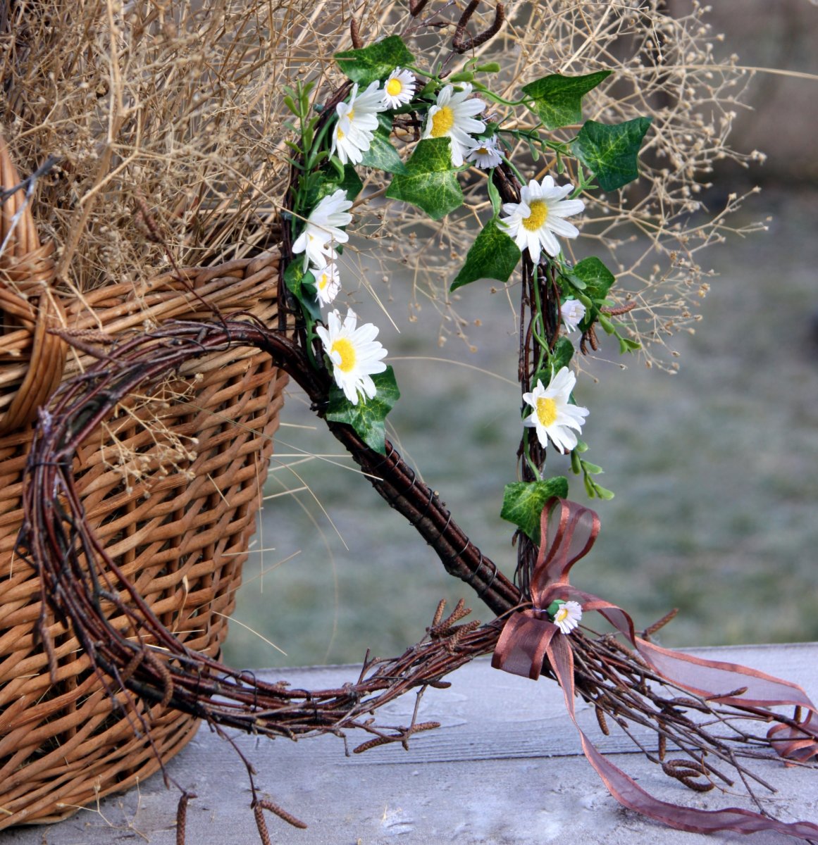 Jarní březové srdíčko s kopretinami a heřmánkem