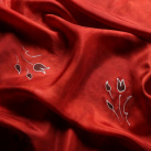 Červený hedvábný šátek