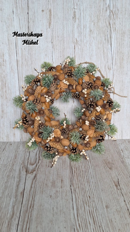 Vánoční věnec s bílými bobulemi 