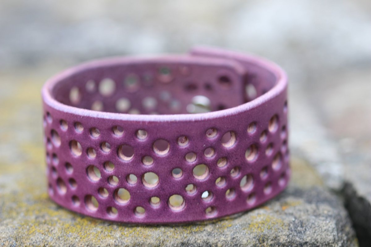 Fialový dírkovaný kožený náramek 
