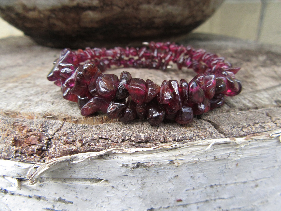 Náramek z granátový