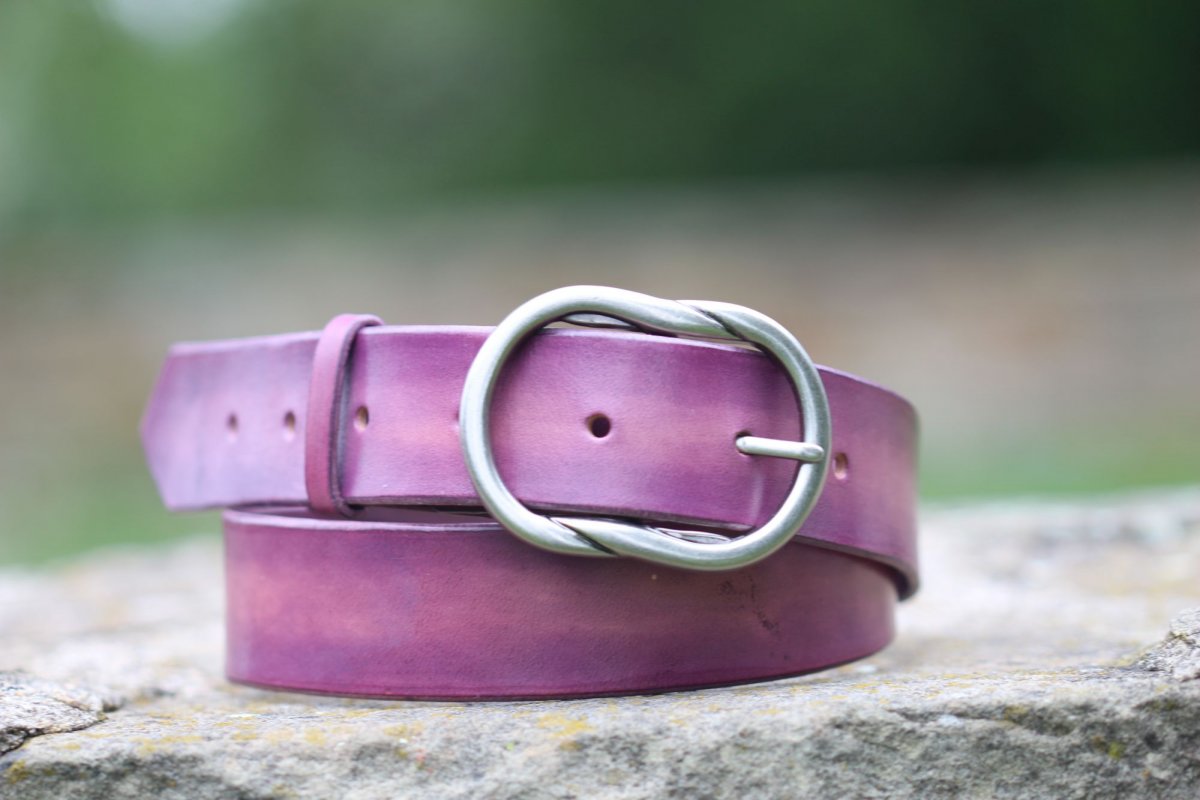 Dámský fialový opasek široký s ozdobnou sponou