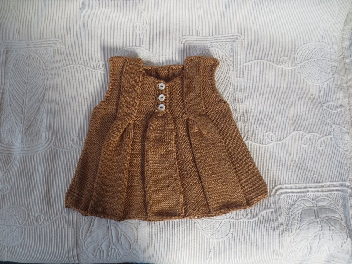 oříškově hnědá