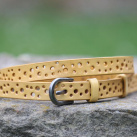 Dírkovaný dámský kožený opasek žlutý